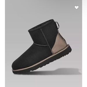 NWT ugg classic mini shine boots in black/metallic, size 8